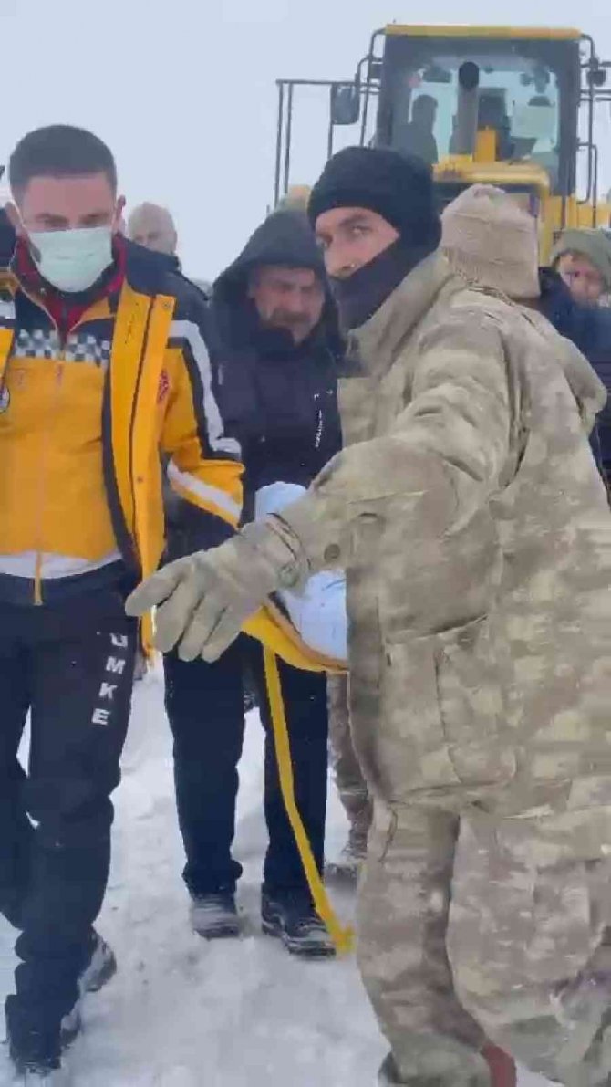 Üs Bölgesinde Rahatsızlanan Asker İçin Ekipler Seferber Oldu