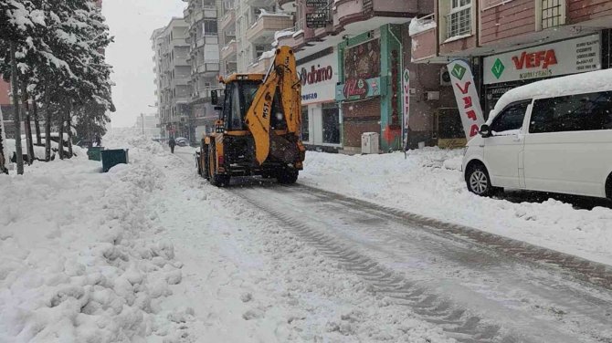 İ̇slahiye Belediyesi Karla Mücadelede Alnının Akıyla Çıktı