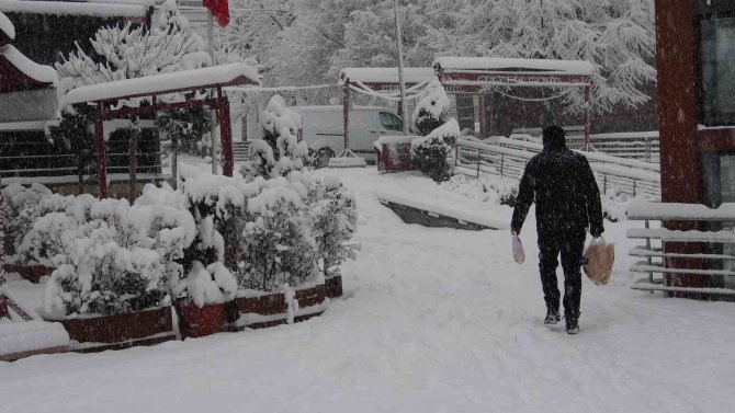 Isparta’da Aniden Bastıran Kar Kalınlığı 15 Santimetreyi Geçti