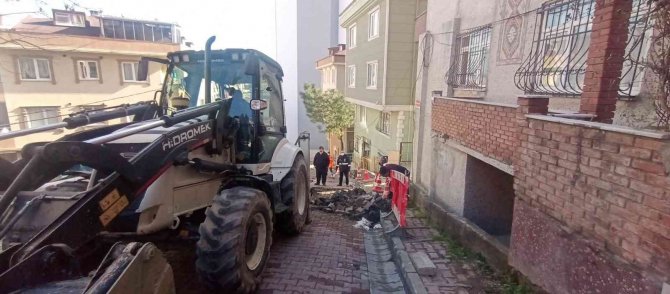 Kağıthane’de Su Borusu Patladı, Cadde Sele Döndü
