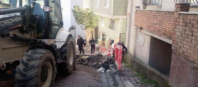 Kağıthane’de Su Borusu Patladı, Cadde Sele Döndü