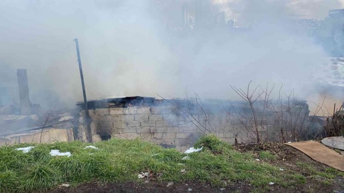 Kağıthane’de Korkutan Gecekondu Yangını: Dumanlar Gökyüzünü Kapladı