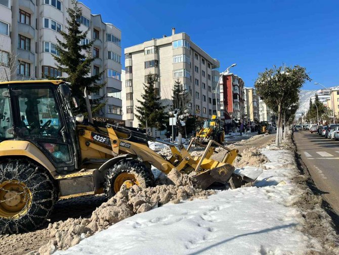 Safranbolu’da Kar Yığınları Toplanıyor