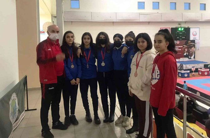 Kartepeli Sporcular Karate Turnuvasından Derece İle Döndü