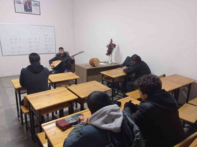 İ̇nebolu Halk Eğitim Merkezinde Bağlama Kursu Açıldı