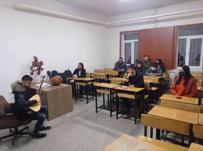 İ̇nebolu Halk Eğitim Merkezinde Bağlama Kursu Açıldı