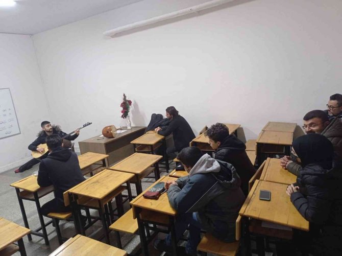 İ̇nebolu Halk Eğitim Merkezinde Bağlama Kursu Açıldı