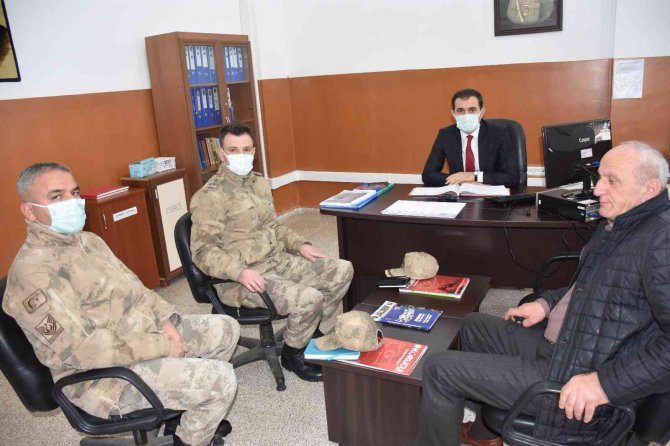 Kaymakam Mete, Mereto Dağı Eteklerindeki Karakolda Askerlere Bir Araya Geldi