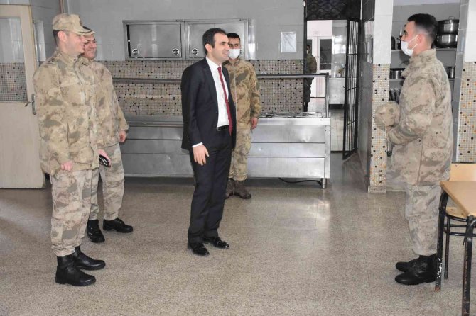 Kaymakam Mete, Mereto Dağı Eteklerindeki Karakolda Askerlere Bir Araya Geldi