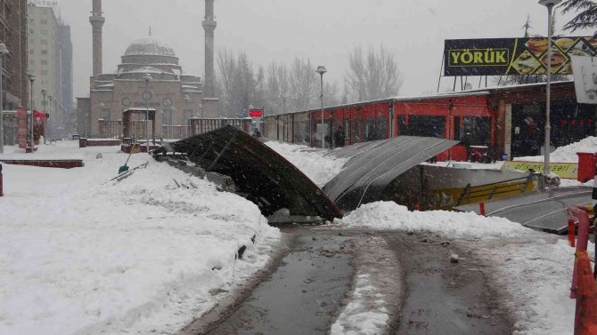 Karın Ağırlığına Dayanamayan Çatı Çöktü