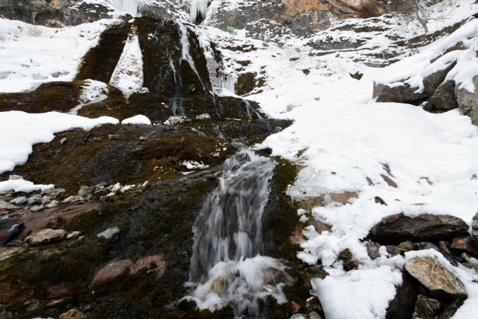 Derebağ Şelalesi’nde ’Kış’ Güzelliği