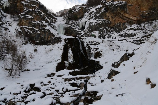 Derebağ Şelalesi’nde ’Kış’ Güzelliği