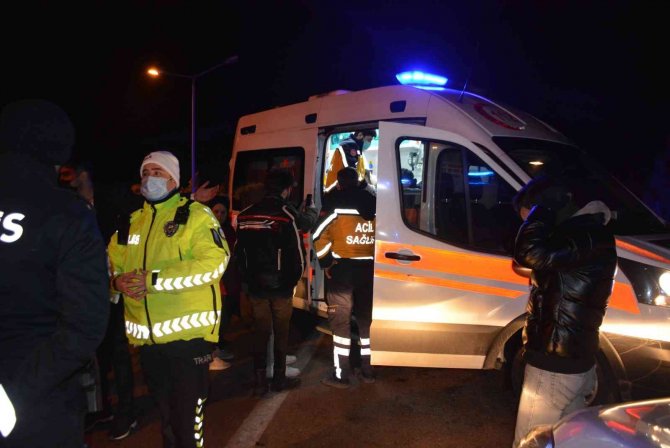 Önce Önündeki Araca, Sonra Bariyerlere Çarptı: 3 Yaralı