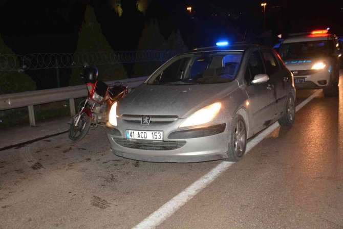 Önce Önündeki Araca, Sonra Bariyerlere Çarptı: 3 Yaralı