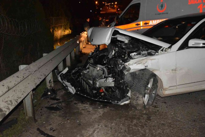 Önce Önündeki Araca, Sonra Bariyerlere Çarptı: 3 Yaralı
