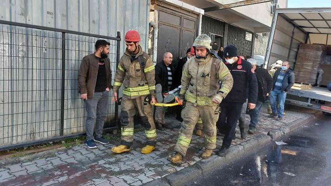 Malzeme İndirirken İki Aracın Arasında Kaldı
