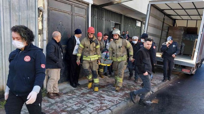 Malzeme İndirirken İki Aracın Arasında Kaldı
