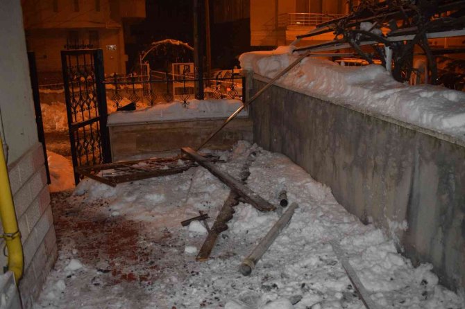 Kardan Çöken Ahşap Çatı Parçalara Ayrıldı