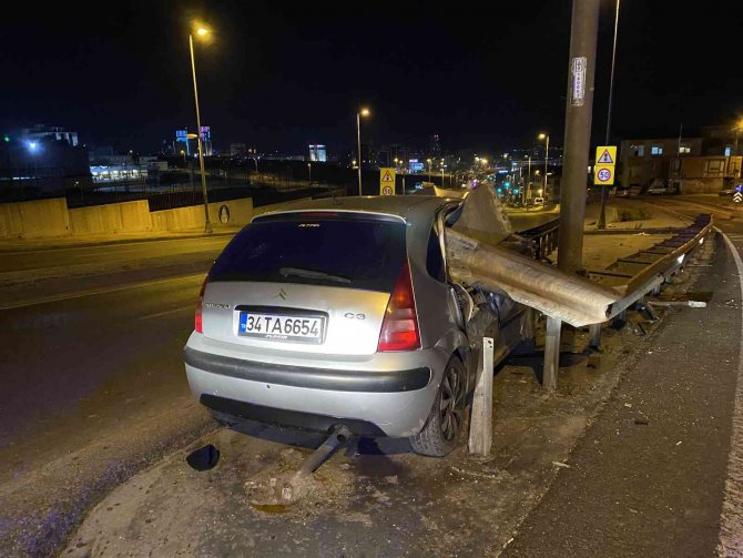 Maltepe’de Otomobil Bariyere Ok Gibi Saplandı:1 Yaralı