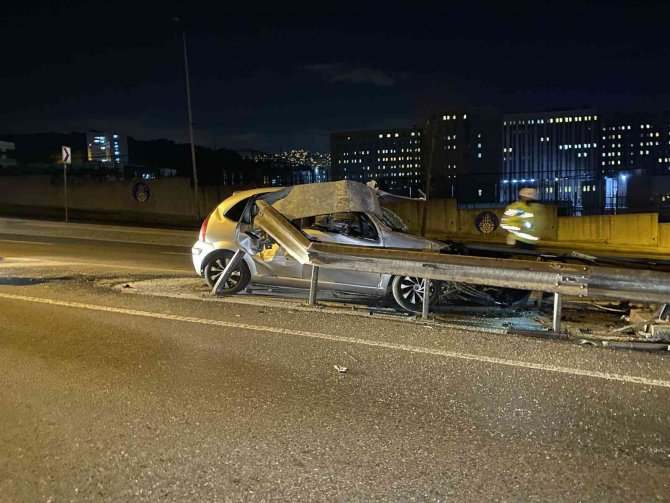 Maltepe’de Otomobil Bariyere Ok Gibi Saplandı:1 Yaralı