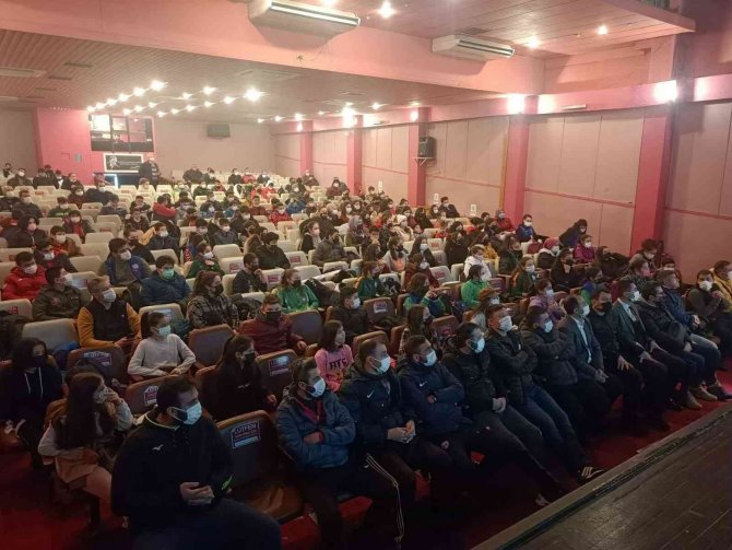 Salihli’de Sporculara Beslenme Anlatıldı