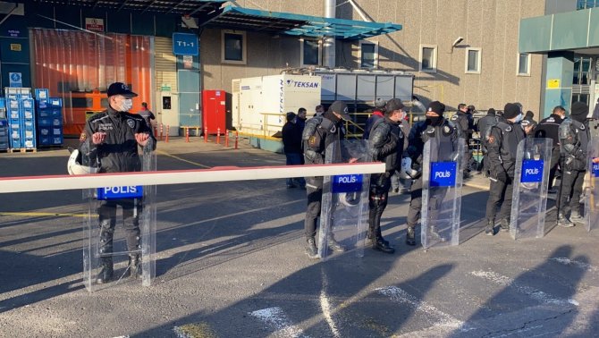 İ̇şçiler Kendilerini Fabrikaya Kapattı, Çatıya Çıktı: 108 Gözaltı