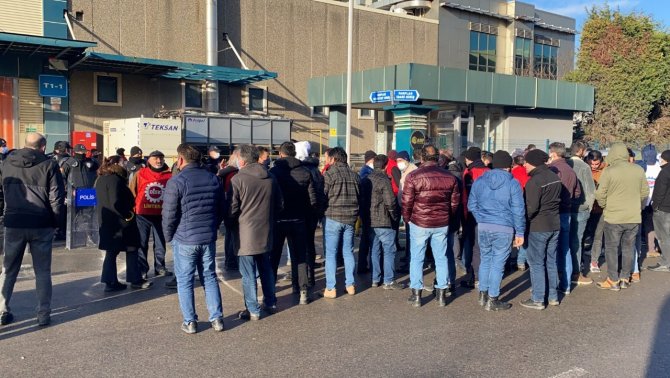 İ̇şçiler Kendilerini Fabrikaya Kapattı, Çatıya Çıktı: 108 Gözaltı