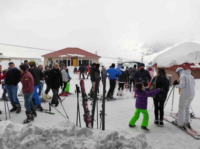 Türkiye’de Kar Kalınlığı En Yüksek Çıkan Ovacık Kayak Merkezi, Kayakseverleri Ağırlıyor