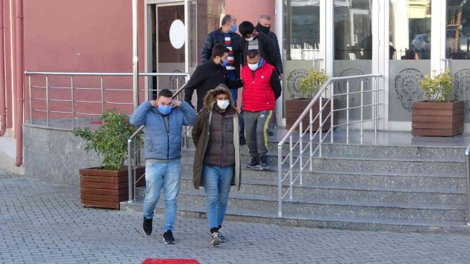 Suç Makinesi Hırsızlar, Polis Aracına Çarpınca Yakayı Ele Verdi