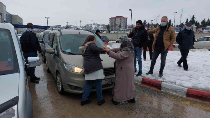 Genç Kız Hastane Bahçesindeki Araçların Yolunu Kesip Olay Çıkarttı