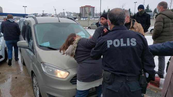 Genç Kız Hastane Bahçesindeki Araçların Yolunu Kesip Olay Çıkarttı