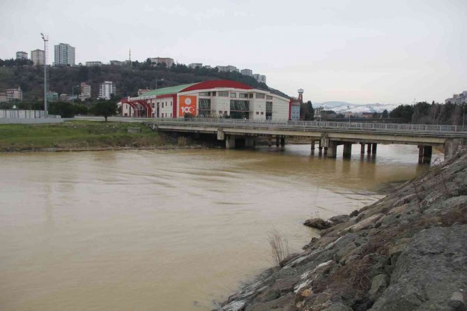 Karlar Erimeye Başladı, Akarsuların Debisi Yükseldi