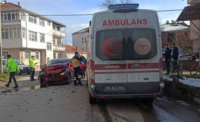 Otomobil İle Kamyonet Çarpıştı: 1 Yaralı