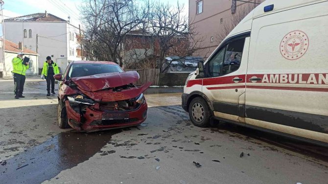 Otomobil İle Kamyonet Çarpıştı: 1 Yaralı