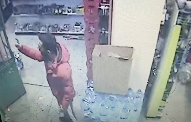 İ̇stanbul’da Bakkalda Dehşet Anları Kamerada: Kavgalı Olduğu Şahsı Bakkalda Bacağından Vurdu
