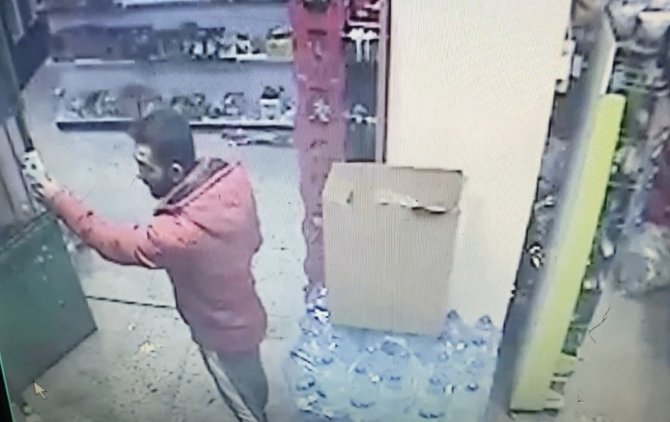 İ̇stanbul’da Bakkalda Dehşet Anları Kamerada: Kavgalı Olduğu Şahsı Bakkalda Bacağından Vurdu