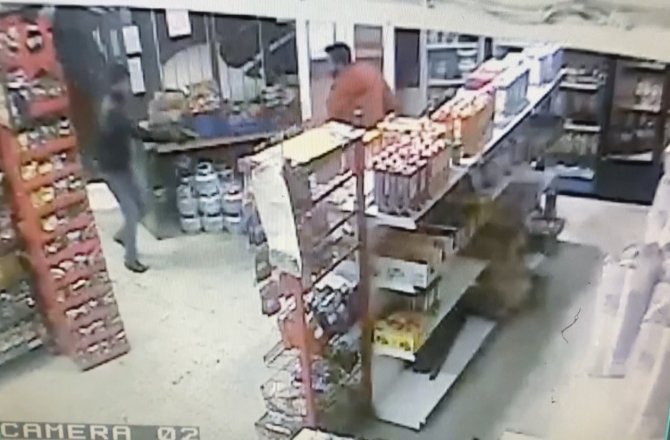 İ̇stanbul’da Bakkalda Dehşet Anları Kamerada: Kavgalı Olduğu Şahsı Bakkalda Bacağından Vurdu