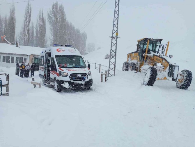 Kar Nedeniyle Köy Yolu Kapandı, Ekipler Yaşlı Hasta İçin Harekete Geçti
