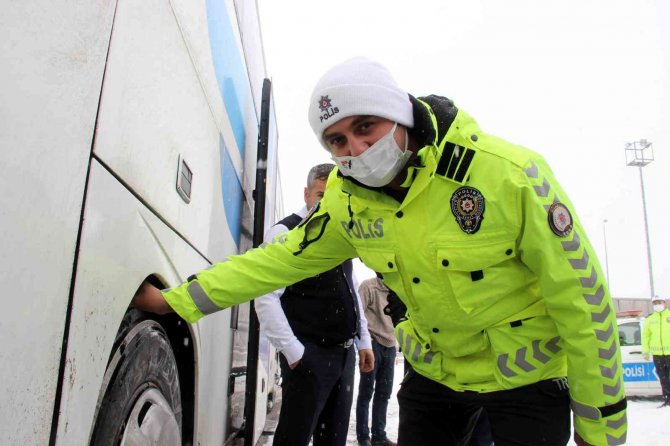 Emniyet Ekipleri Şehirlerarası Otobüsleri Denetledi