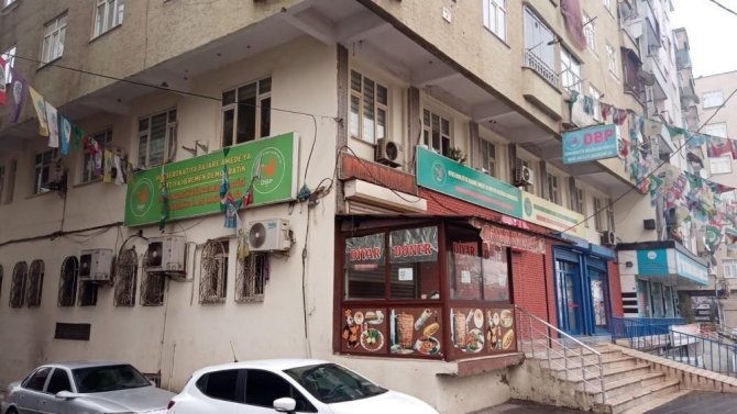 Gözaltına Alınan Dbp İ̇l Başkanı Seval Gülmez, Serbest Bırakılarak İzolasyona Alındı