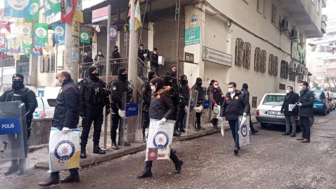 Gözaltına Alınan Dbp İ̇l Başkanı Seval Gülmez, Serbest Bırakılarak İzolasyona Alındı