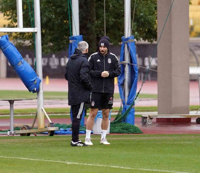 Beşiktaş’ta Ghezzal Kamptan Ayrıldı