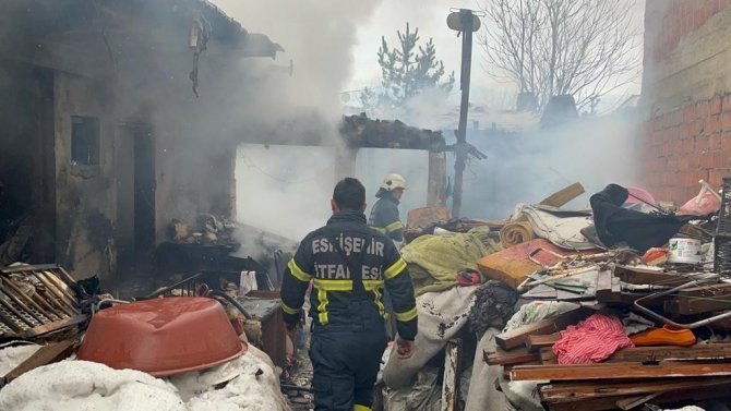Tek Katlı Evde Çıkan Yangın Maddi Zararla Atlatıldı