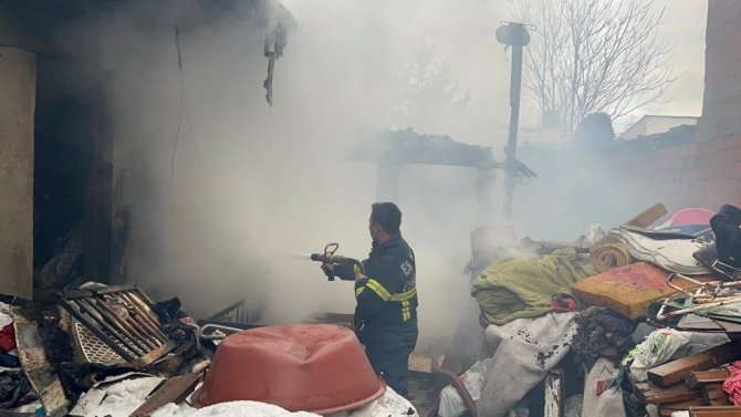 Tek Katlı Evde Çıkan Yangın Maddi Zararla Atlatıldı