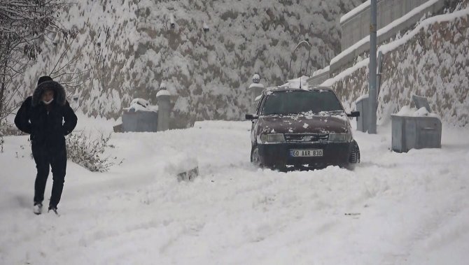 Tokat’ta Kaygan Yollar Sürücüleri Zor Anlar Yaşadı