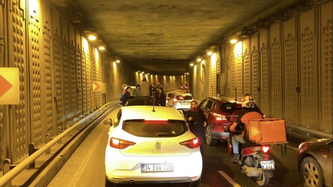 Ümraniye’de Asker Eğlencesinde Trafik Magandaları Alt Geçidi Trafiğe Kapattı