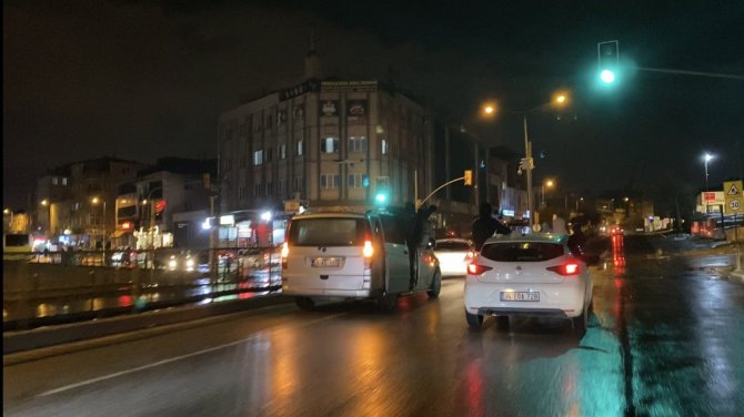 Ümraniye’de Asker Eğlencesinde Trafik Magandaları Alt Geçidi Trafiğe Kapattı