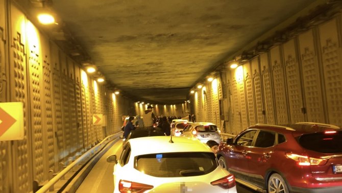 Ümraniye’de Asker Eğlencesinde Trafik Magandaları Alt Geçidi Trafiğe Kapattı