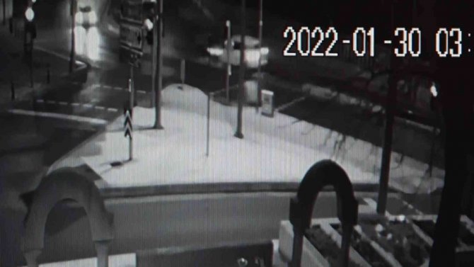 Üsküdar’da Orta Refüjü Aşıp Takla Attı, Işıklarda Bekleyen Taksiye Çarptı