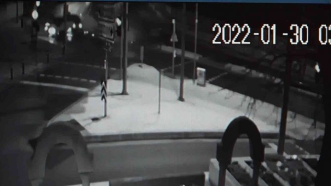 Üsküdar’da Orta Refüjü Aşıp Takla Attı, Işıklarda Bekleyen Taksiye Çarptı